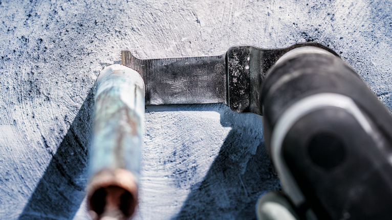 振盪工具切割混凝土表面上的金屬管。