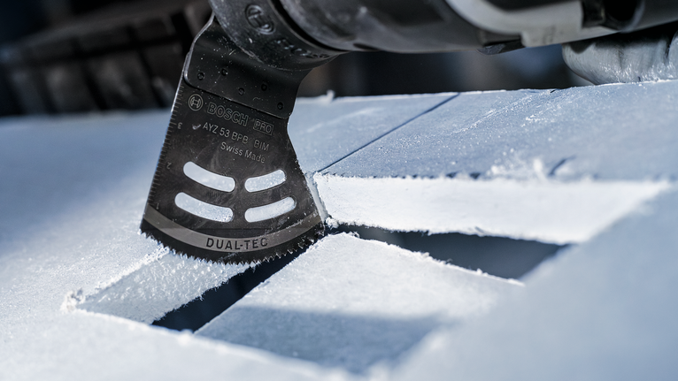 振盪多工具在剛性材料板上切割矩形開口。