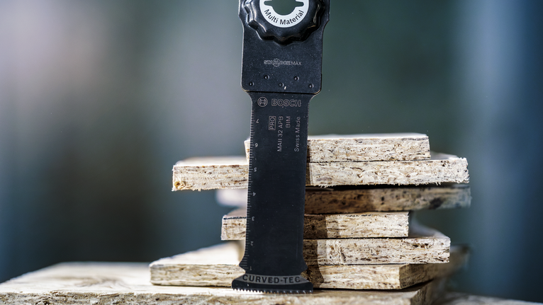 振盪鋸片位於堆疊的刨花板上。