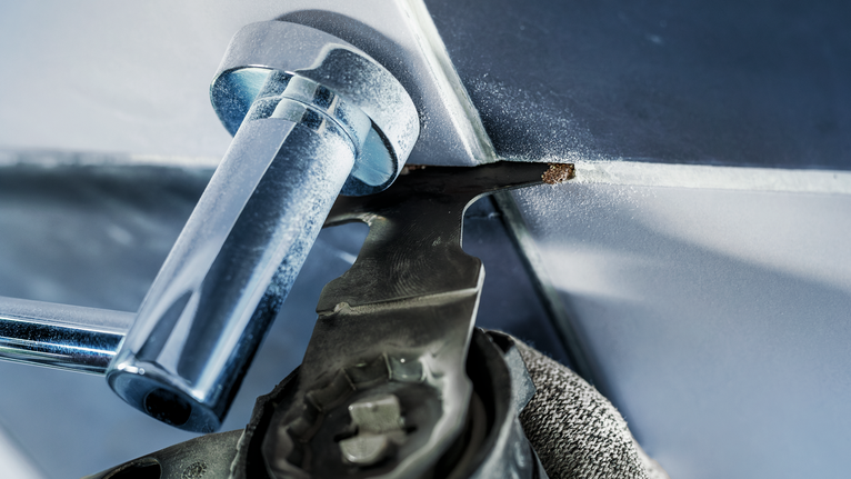 振盪工具切割磁磚之間的灌漿。