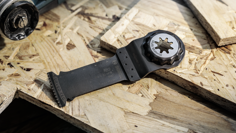 振盪多功能工具刀片放在木板上。