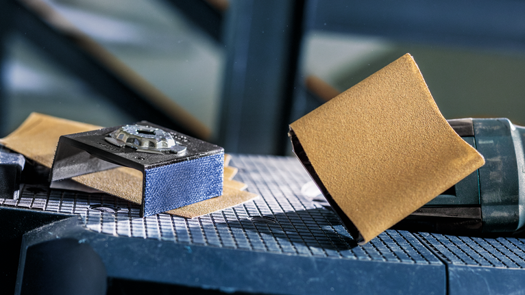 工作台上放置有砂紙的細部砂光機。