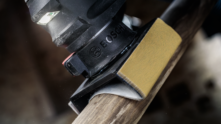 細節砂光機可打磨彎曲的木質表面。