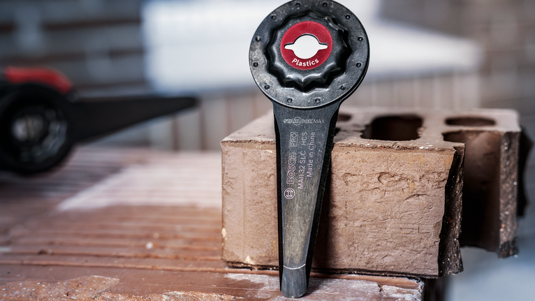 用於切割混凝土塊上的塑膠的振盪工具附件。