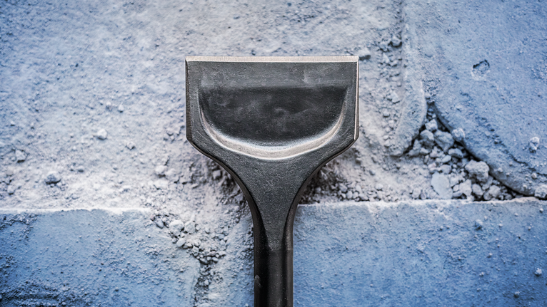 寬鑿刀片可從磚牆上去除灰泥。