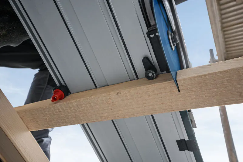 軌道鋸在建築工地上切割木樑。.