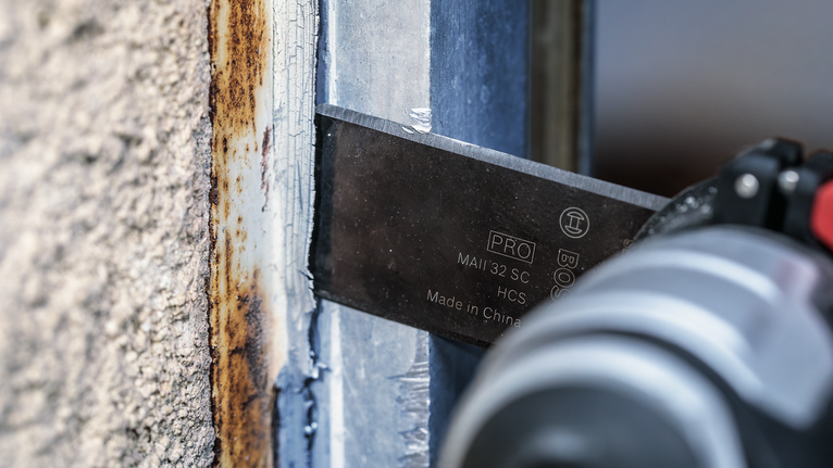 振盪工具刀片可去除金屬框架上的鏽跡。