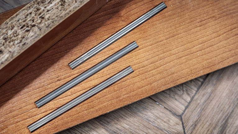 鑲木地板上的木板上刻有三條平行的凹槽。