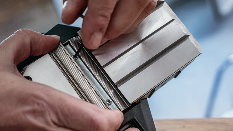 人們使用六角扳手調整金屬工具零件。