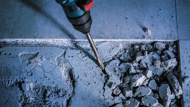 旋轉錘打碎混凝土地磚。.