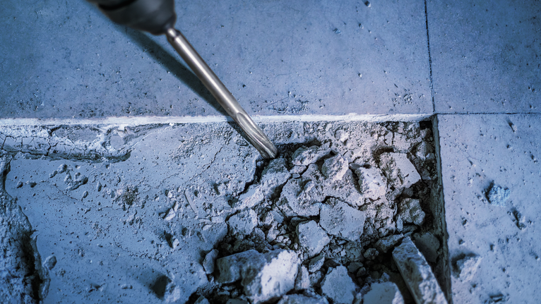 旋轉錘鑿破碎混凝土地板。