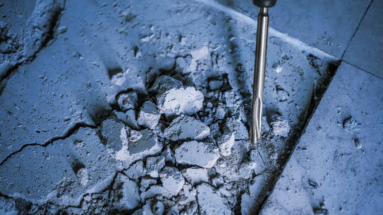 旋轉錘砸碎混凝土地板。