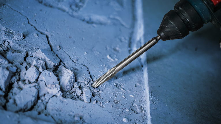 旋轉錘破碎混凝土表面。