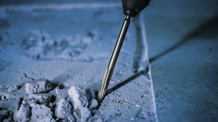 旋轉錘在施工環境中破碎混凝土。