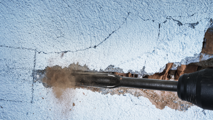 Object #200465503: 3093775_app_web_10 旋轉錘在抹灰的牆上鑿出凹槽。.