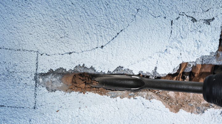 Object #200465510: 3093775_app_web_08 用鑿子拆除有裂縫的混凝土牆。