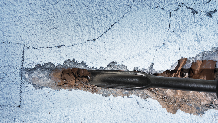 Object #200465511: 3093775_app_web_09 鑿子工具打破了粉刷過的牆壁上的灰泥。