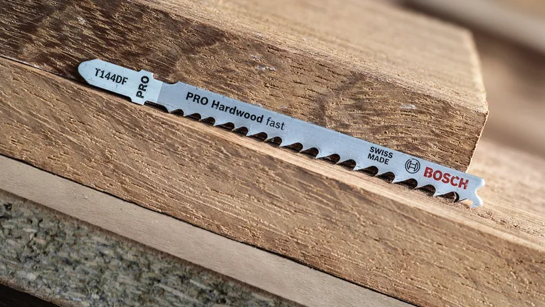 拼圖鋸刀片放在堆疊的硬木塊上。