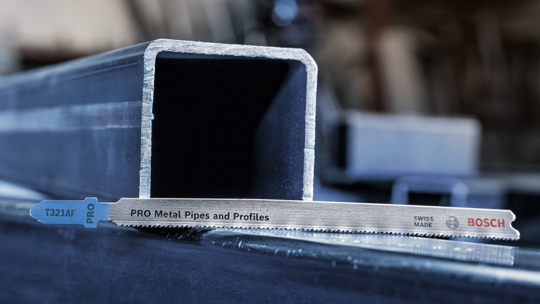 用於切割放置在金屬通道旁的金屬管路和型材的鋸片。