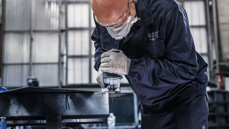 PRO Metal thick and thin T123XF 線鋸片,100 mm,3 件 配戴安全設備的人員使用手持電鋸切割金屬。