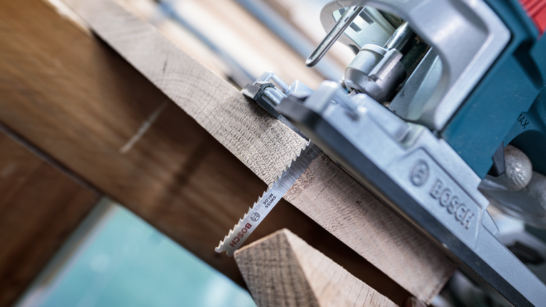 拼圖鋸以精確的直線切割木板。