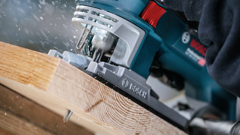 PRO Wood precise T144DP 線鋸片,100 mm,5 片 佩戴安全設備的人使用曲線鋸切割木板。