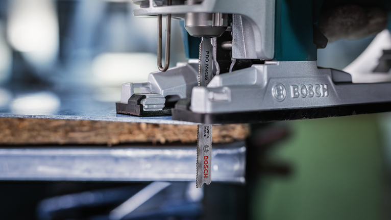 拼圖鋸在工作台上切割一塊木頭。