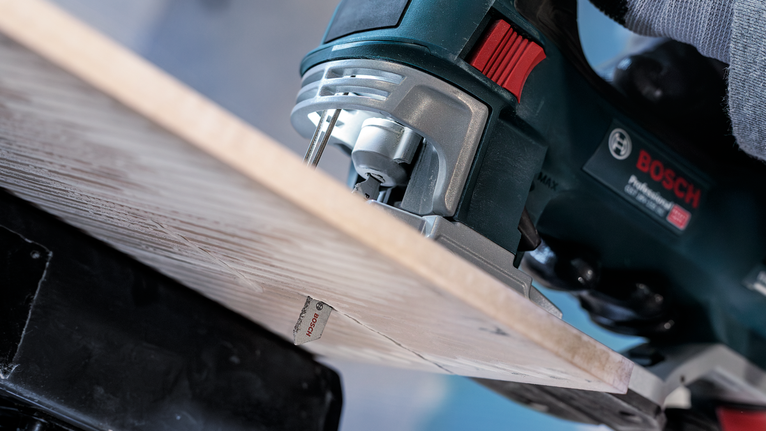 PRO Soft Tile T130RF 線鋸片,83 mm,3 件 一個人引導拼圖鋸切開木板。