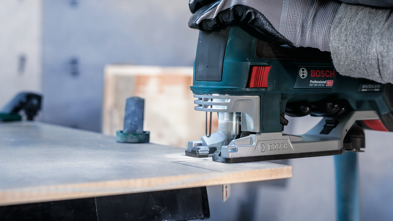 PRO Soft Tile T130RF 線鋸片,83 mm,3 件 配戴安全設備的人員使用電動曲線鋸切割木材。