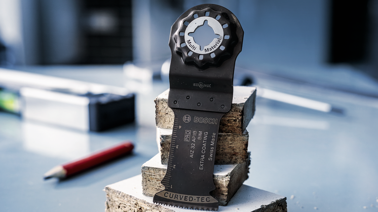 振盪鋸片直立在車間堆疊的混凝土塊上。