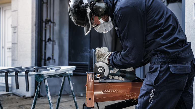 配戴安全設備的人研磨金屬，產生火花。