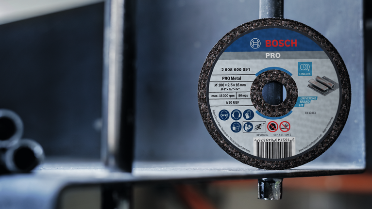 工業環境中附著在金屬結構上的砂輪。