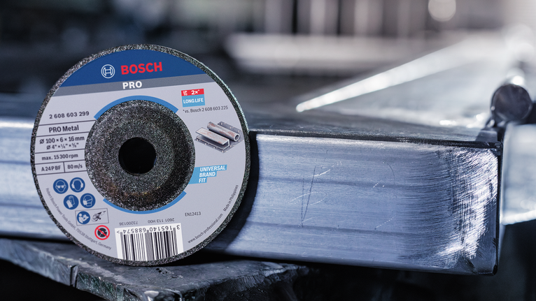 切割盤放置在工業工作空間的閃亮金屬樑上。