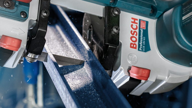 車間裡的帶鋸正在切割金屬樑。