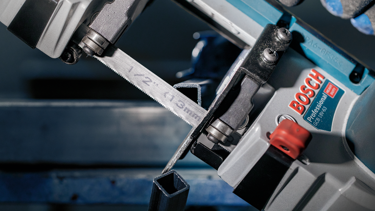 車間裡的帶鋸正在切割金屬管。