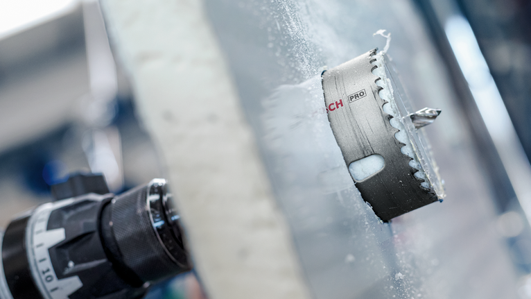 孔鋸附件用於在電鑽上切割厚材料。