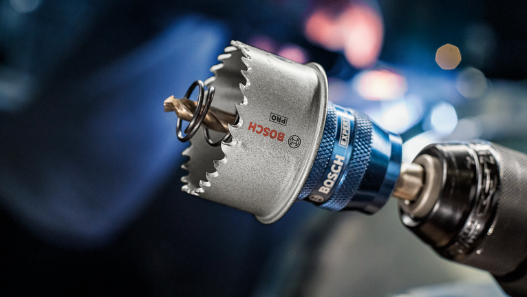 在車間環境中連接到電鑽的孔鋸附件。