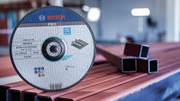 切割盤直立在車間的金屬樑上。