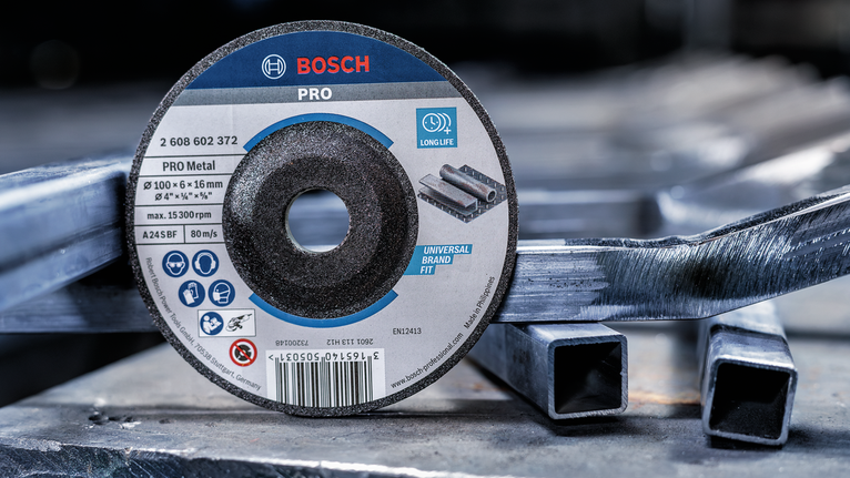 切割盤放置在工業環境中堆疊的金屬管道上。