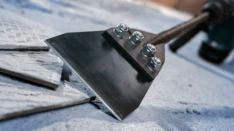 寬鑿刀片可從混凝土表面去除地磚。