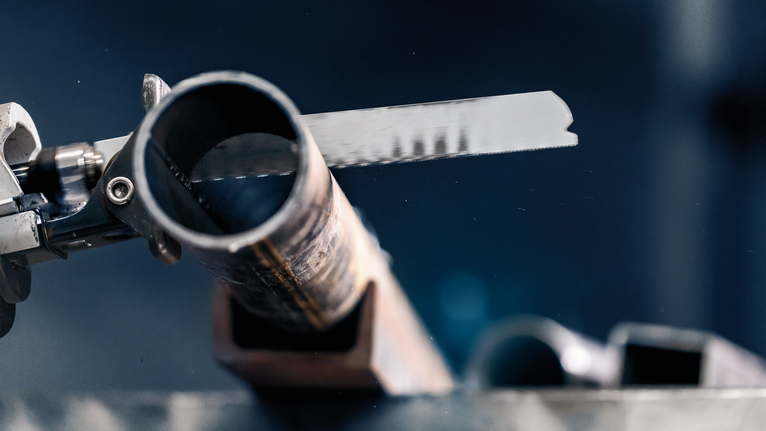 金屬切割鋸片切割鋼管。