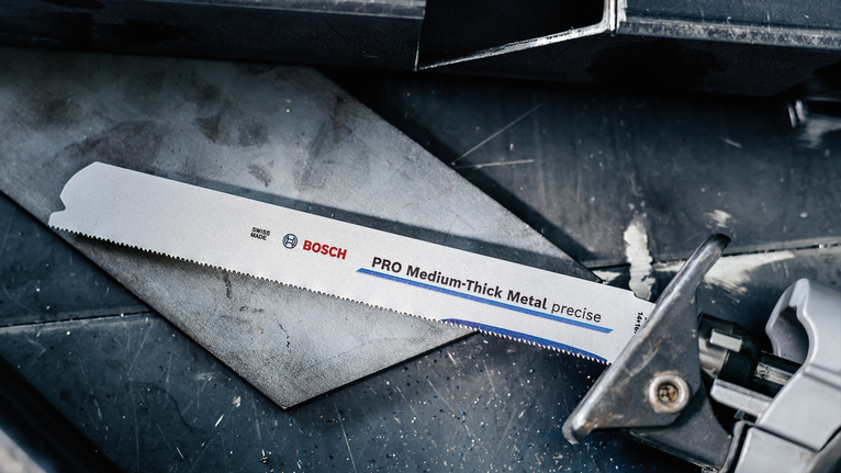 鋸片安裝在工作台上的金屬切割工具上。.