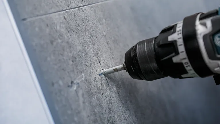 PRO Ceramic (乾式瓷磚用) 鑽頭套組,6 x 66,6 x 66,8 x 66 mm,3 件組 電鑽在瓷磚牆上鑽孔。