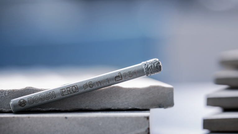 PRO Ceramic (乾式瓷磚用) 鑽頭套組,6 x 66,6 x 66,8 x 66 mm,3 件組 金屬鑽頭放在堆疊的瓷磚上。