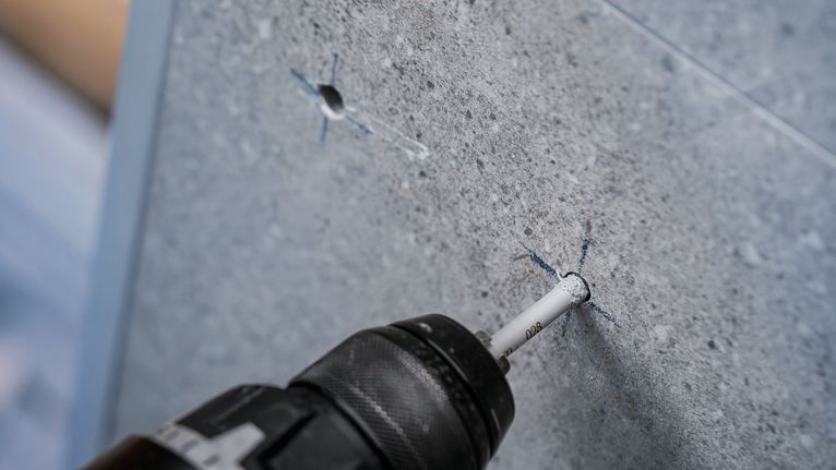 PRO Ceramic (乾式瓷磚用) 鑽頭套組,6 x 66,6 x 66,8 x 66 mm,3 件組 鑽頭在灰色瓷磚表面上鑽出一個精確的孔。