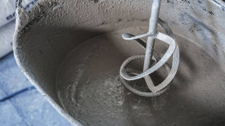 攪拌機在桶中攪拌濕水泥。