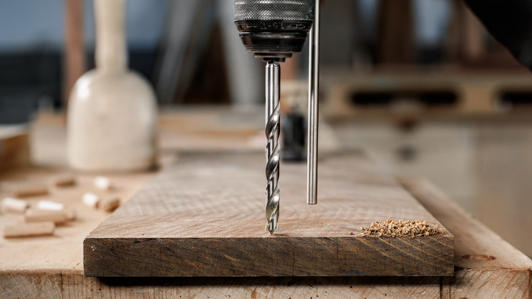 PRO Wood HSS 布拉德尖角鑽頭套組,7 件 用鑽頭在工作台上的木板上鑽孔。