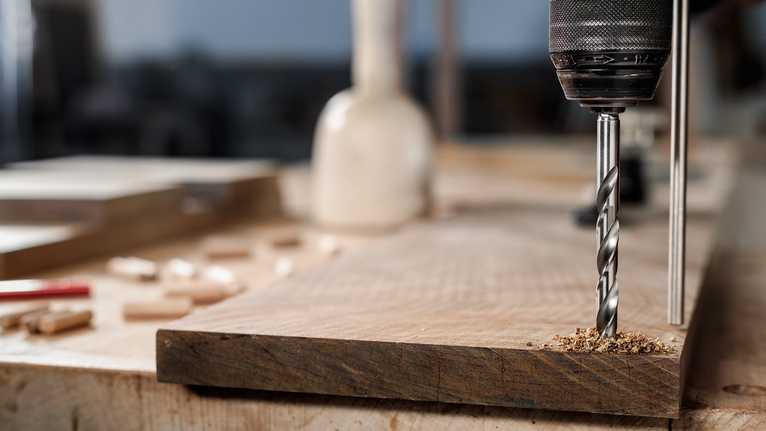 PRO Wood HSS 布拉德尖角鑽頭套組,7 件 用鑽頭在工作台上的木板上鑽孔。