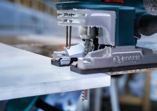 拼圖鋸在車間切穿了一塊白板。