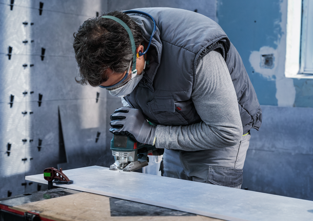 PRO Soft Tile T130RF 線鋸片,83 mm,3 件 配戴安全設備的人員使用曲線鋸切割木板。